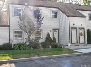 521 Lake Ct, Middle Island, NY 11953