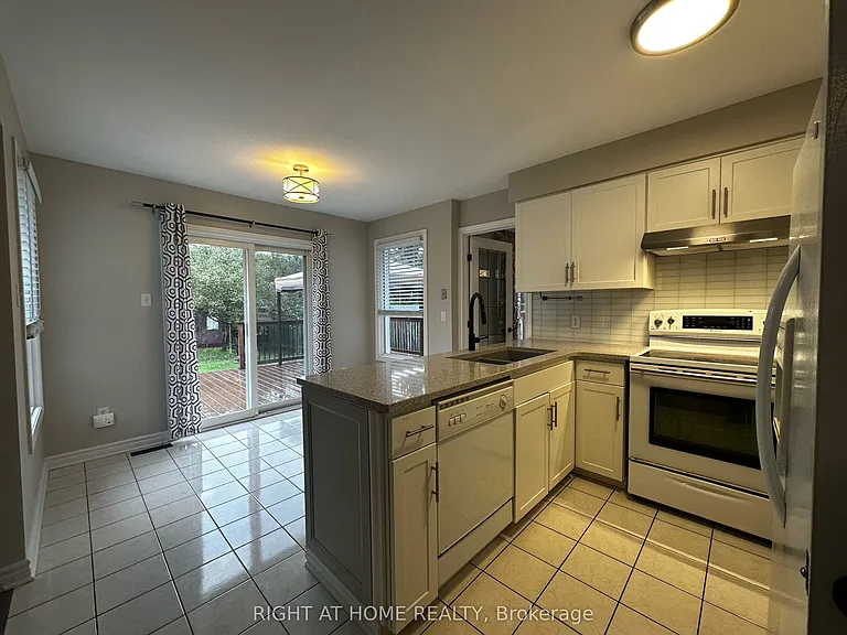 74 Barrydale Cres — Photo 7