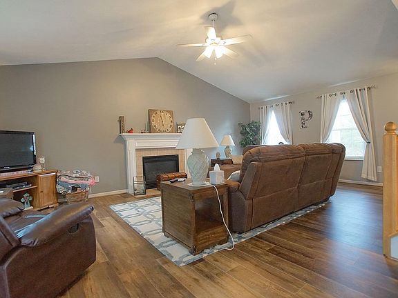 4th image of 906 Weeping Willow Ln