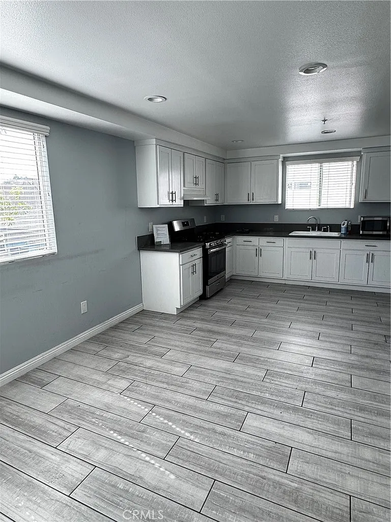 3 bed, 1200 sqft, $3,100 — Photo 2