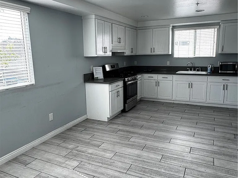 433 1/2 E 30th St — Photo 2
