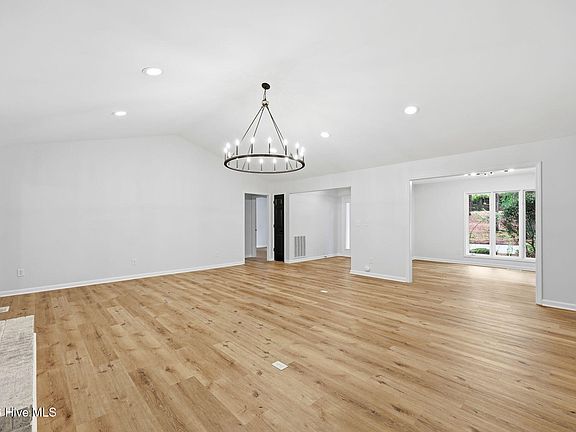 5th image of 200 Devonshire Avenue W