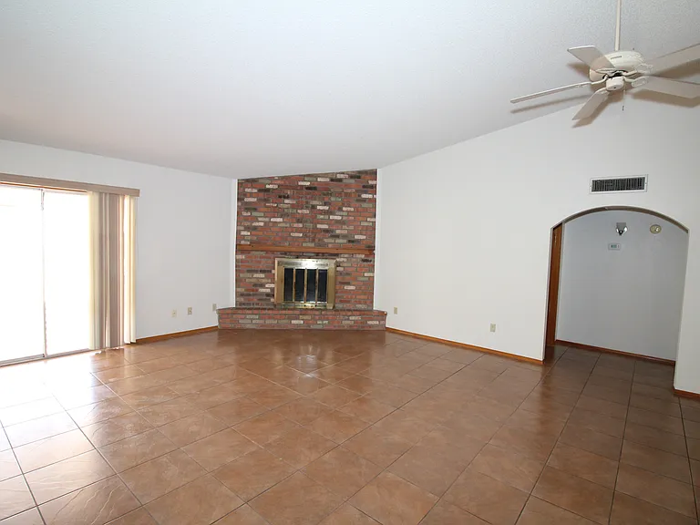 3152 W Marconi Ave — Photo 6