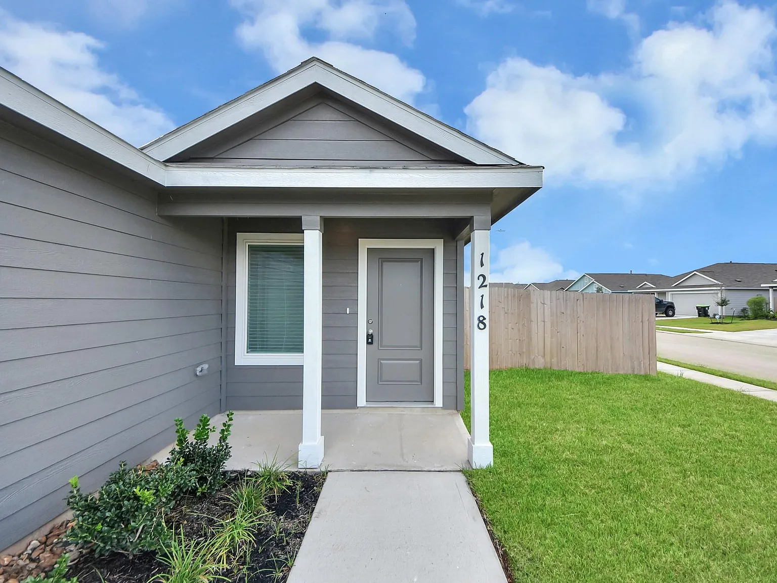 4 bed, 2.0 bath, 1600 sqft, $1,700 — Photo 3