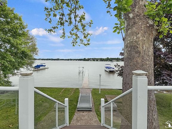 3rd image of 736 Lakeview Dr