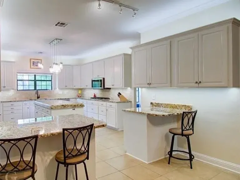 4901 Old Oak Dr — Photo 12