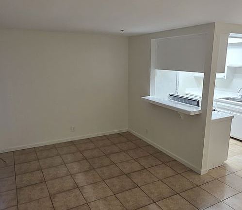3rd image of 11603 Menlo Ave APT 2
