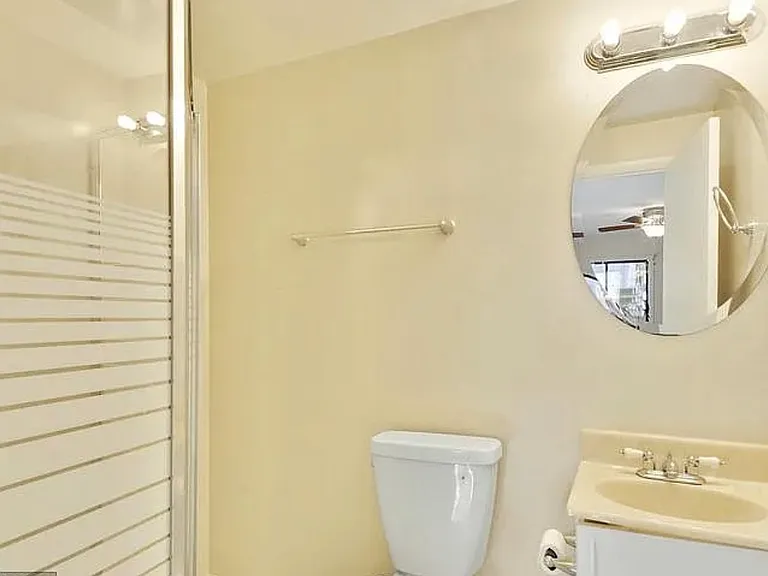 8 Strath Haven Ct — Photo 14