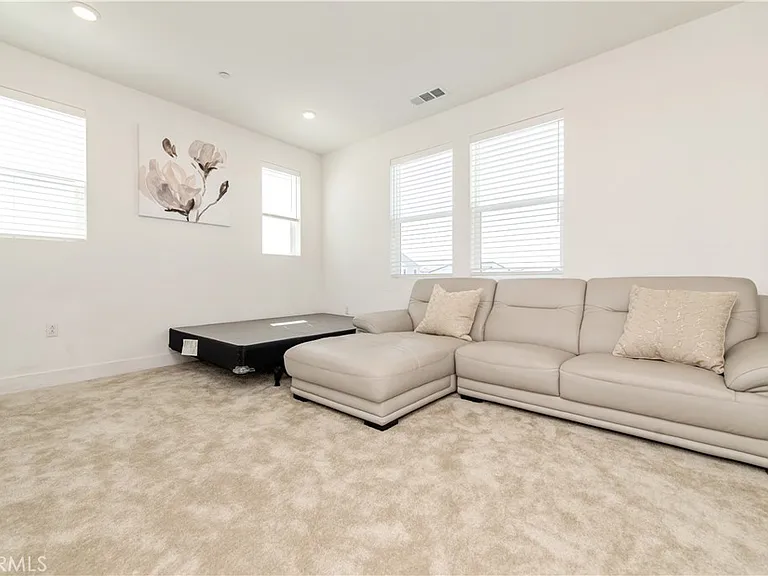 243 Yerba — Photo 28