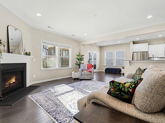 3rd image of 93 Thornbury St