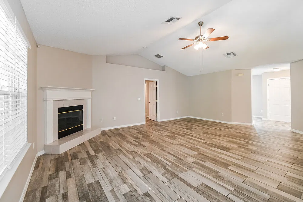 3 bed, 2.0 bath, 1940 sqft, $2,445 — Photo 3
