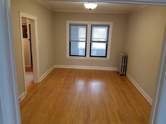 3rd image of 2111 W Argyle St #1