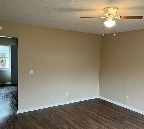 4th image of 4710 Metro Park Ln #B