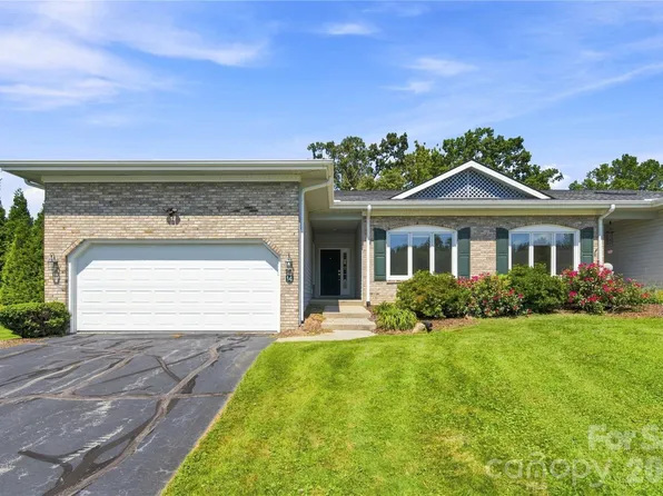 14 Country Meadows Ln, Hendersonville, NC 28792