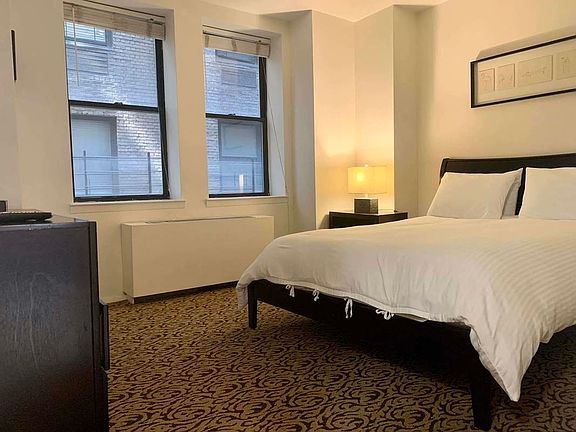 3rd image of 150 W 51st St APT 925