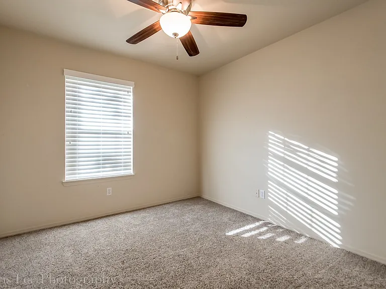 1278 N Heritage Ave — Photo 14