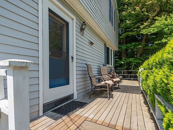 4th image of 28 Pleasant St