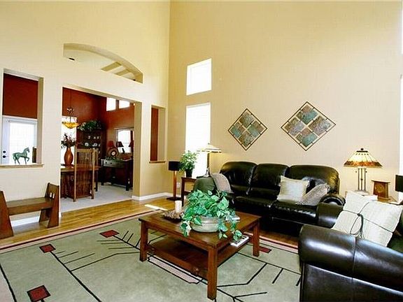 Large Great room with gas fireplace