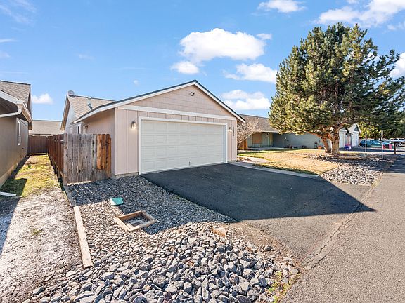 3rd image of 583 SE Ponderosa Dr
