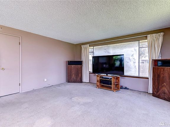 5th image of 6812 190th St SW