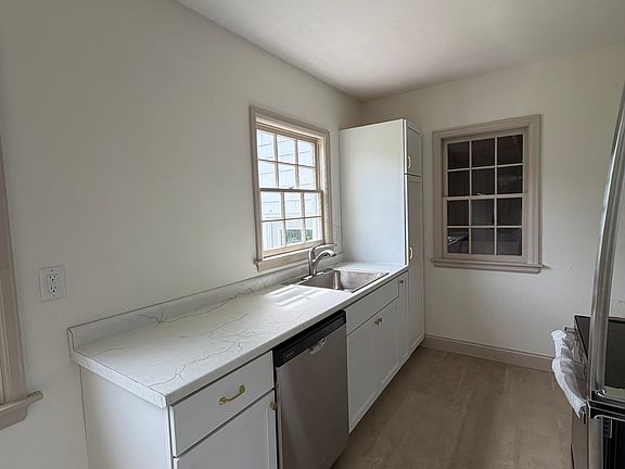 5th image of 801 15th Ave SW