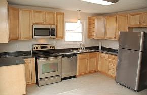 1st image of 910 W Oak St