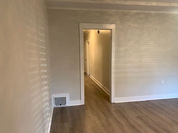 3rd image of 528 Chapman Ct
