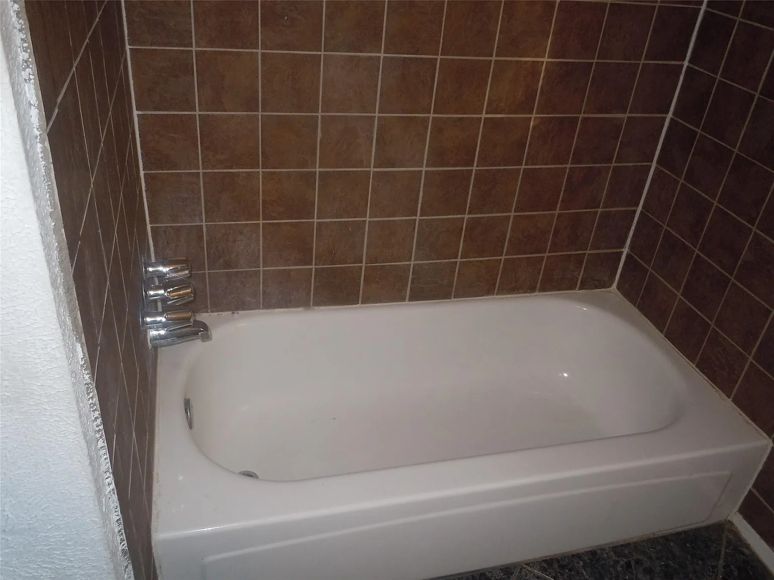 3 bed, 1.0 bath, 1220 sqft, $1,500 — Photo 4