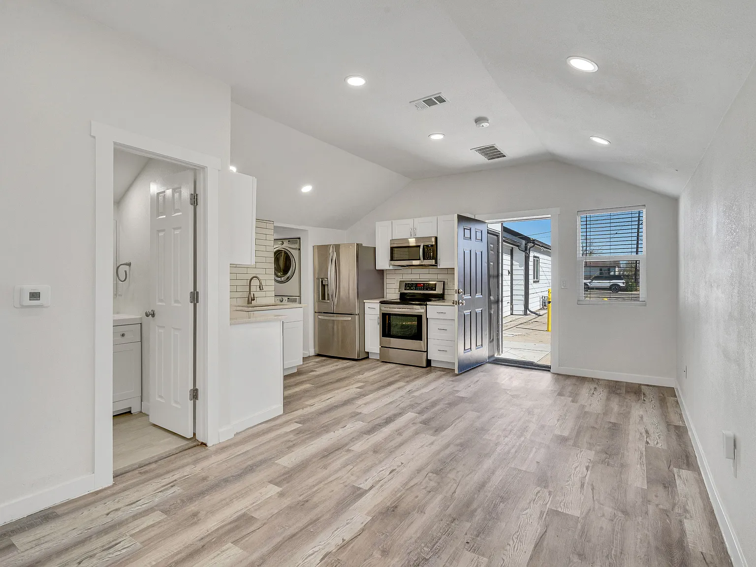 2 bed, 700 sqft, $1,700 — Photo 3