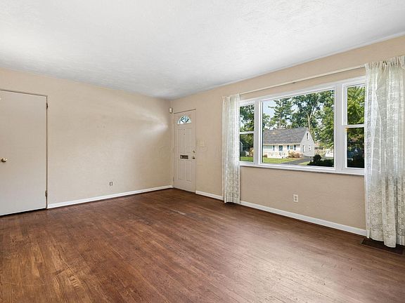 3rd image of 2537 Shrewsbury Rd