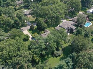 9804 Pembroke Ln, Leawood, KS 66206