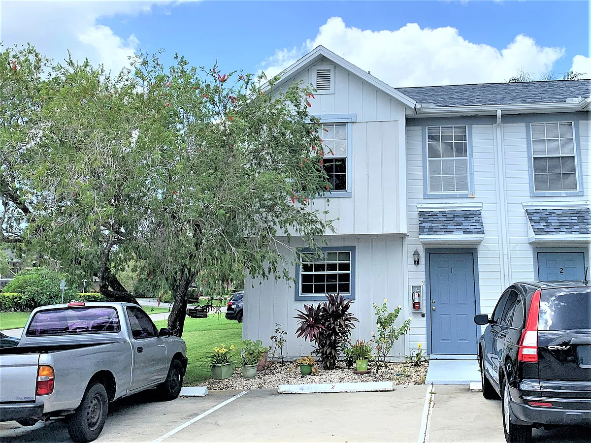 Building Photo - 1005 SW 48th Ter #1