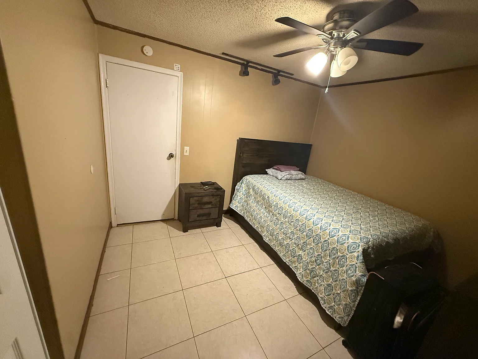 4 bed, 1819 sqft, $900 — Photo 2