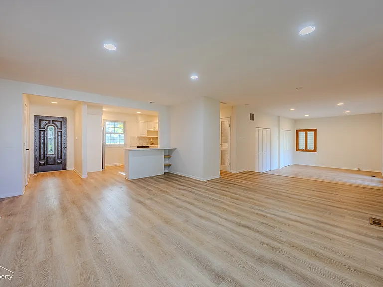 517 N Rohlwing Rd — Photo 2