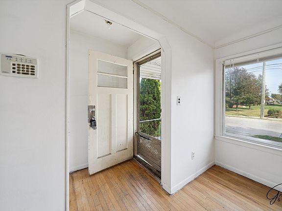 3rd image of 22519 Wilmot Ave