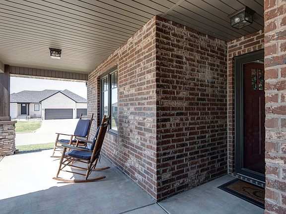 5th image of 921 E Thorndale Drive