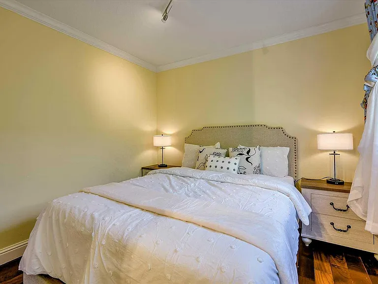 300 Salsbury Dr — Photo 10