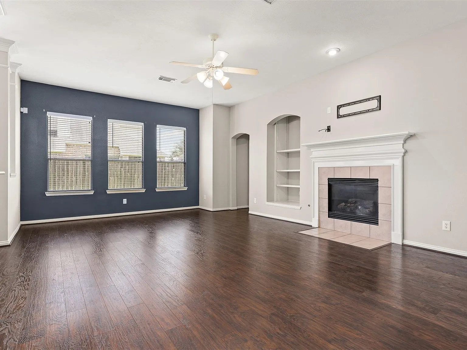 3 bed, 2.5 bath, 2132 sqft, $2,500 — Photo 2