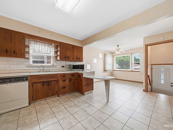 3rd image of 3846 W 84th Pl