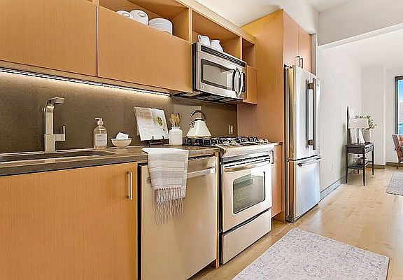 3rd image of 8 Spruce St APT 15P