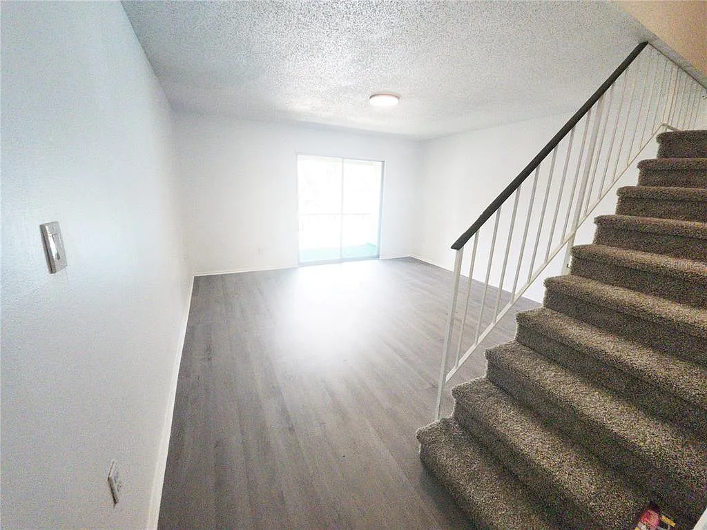 2 bed, 1.5 bath, 1098 sqft, $1,650 — Photo 2