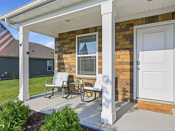 3rd image of 822 Carson Ln