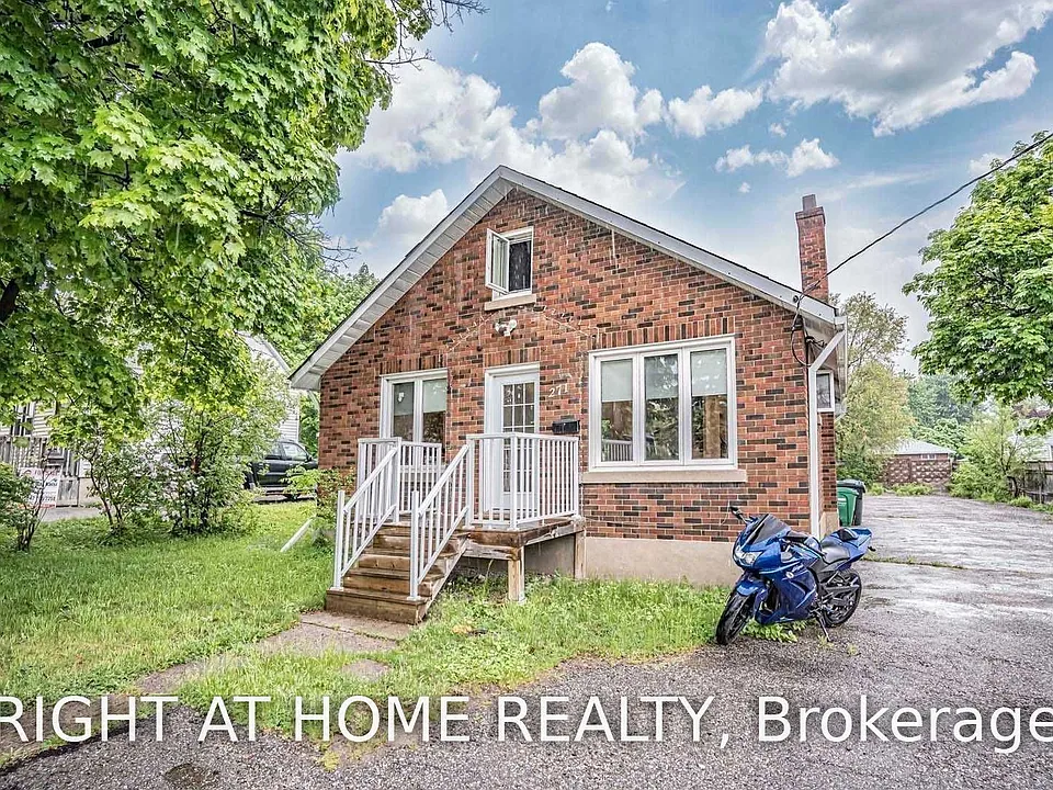 271 Queen St W