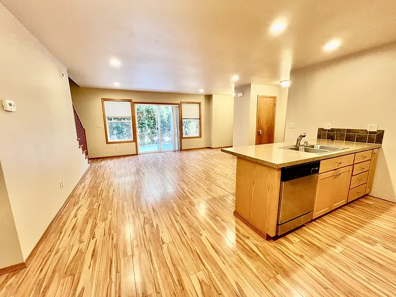 3 bed, 2.0 bath, 1347 sqft, $2,300 — Photo 4