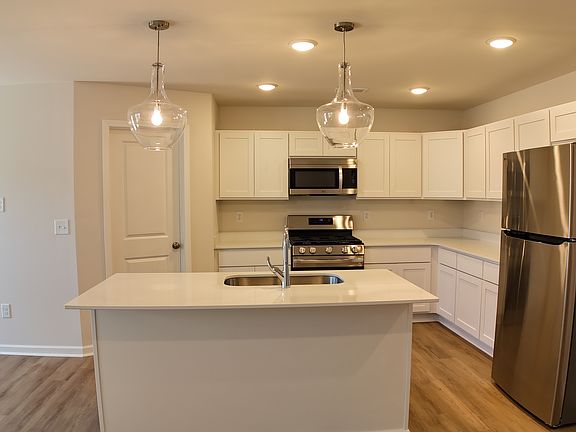 quartz countertops
white & bright cabinets
stainless steel appliances
beautiful lighting