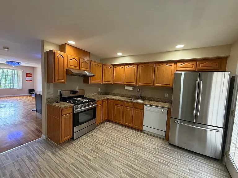 341 Hunter Ave — Photo 1