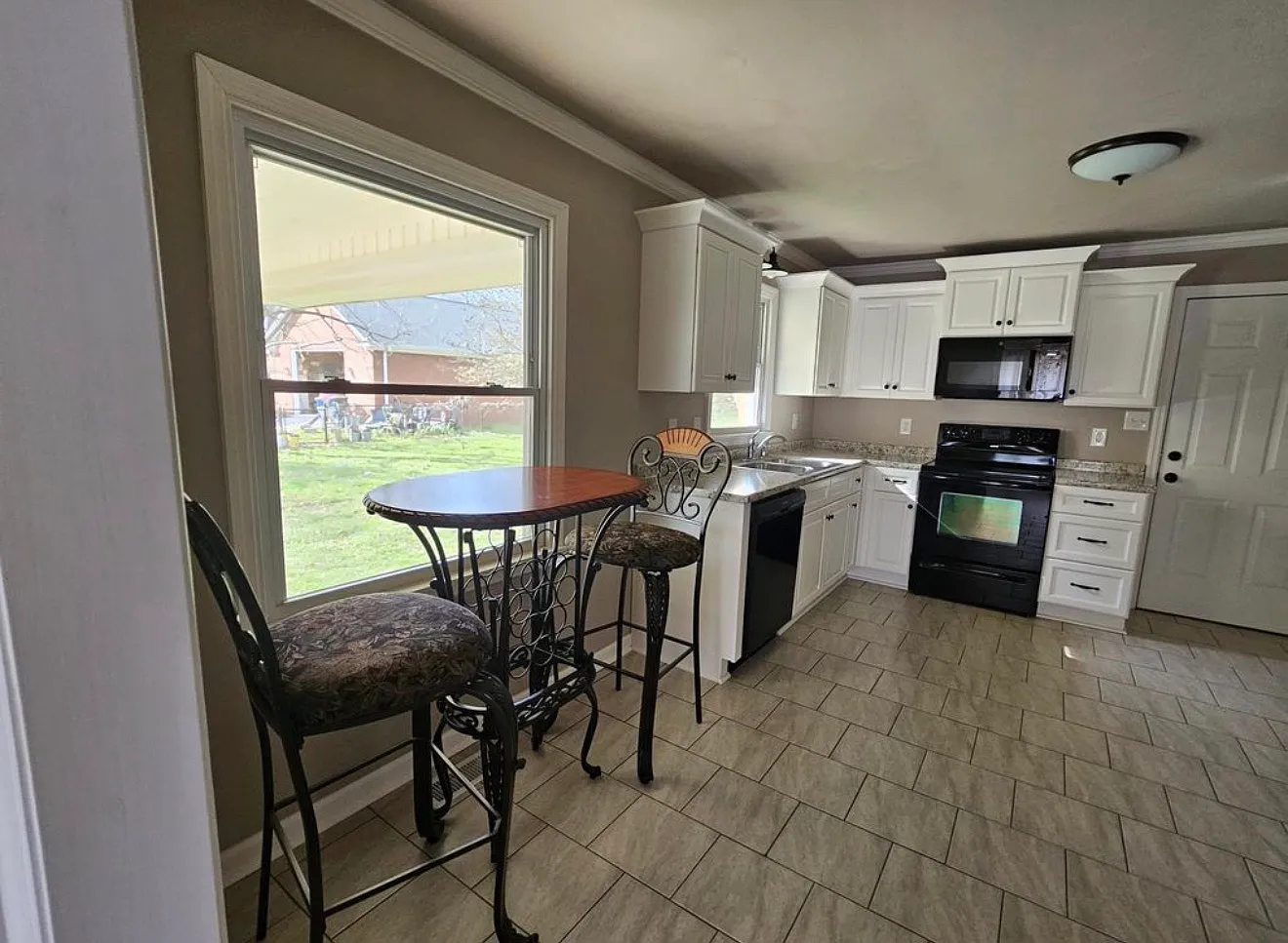 3 bed, 1300 sqft, $1,650 — Photo 4