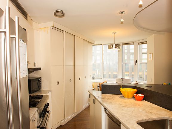 4th image of 275 Greenwich St APT 5K