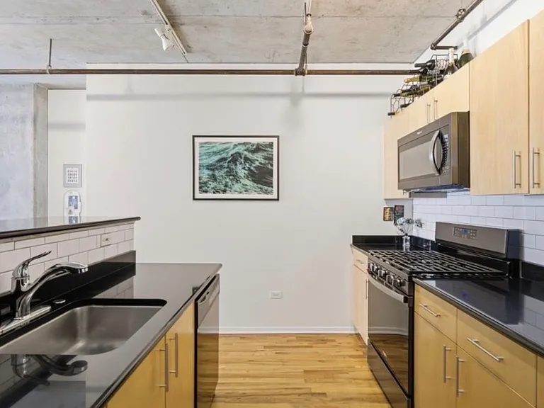 700 W Van Buren St #602 — Photo 4