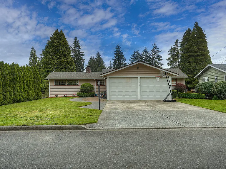 1045 Sunrise Ln — Photo 2
